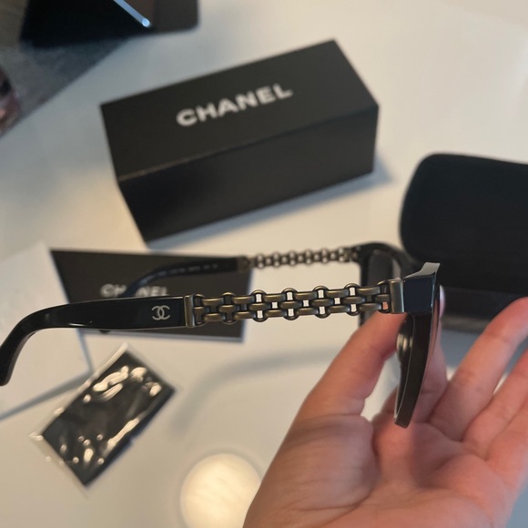 CHANEL SUNGLASSES - Picture 5 of 9